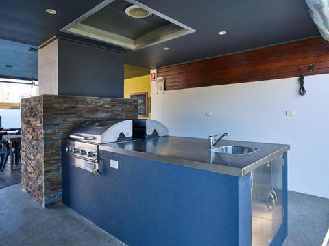 Myrtleford Motel On Alpine - Mackay Tourism 3