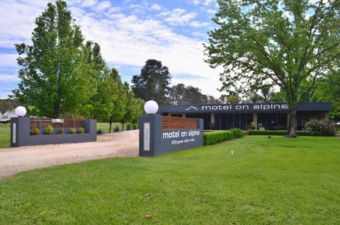 Myrtleford Motel On Alpine - Mackay Tourism 1