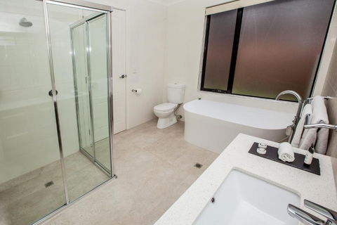 Neagles Retreat Villas - Mackay Tourism 2
