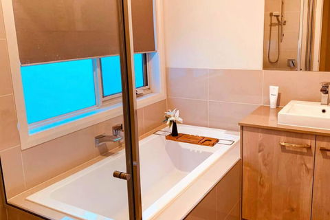 Newly Built Charming 4 BR House In Berwick Whole House - Mackay Tourism 3