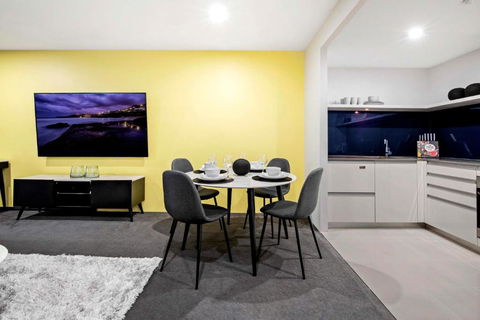 OCEAN VIEW - One Bedroom Spa Apartment - Circle On Cavill - Self Contained, Privately Managed - Mackay Tourism 3