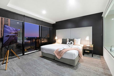OCEAN VIEW - One Bedroom Spa Apartment - Circle On Cavill - Self Contained, Privately Managed - Mackay Tourism 0