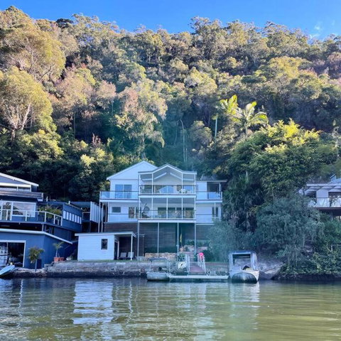 NINE At Berowra Waters, Luxury Waterfront With Hot Tub - Mackay Tourism 2