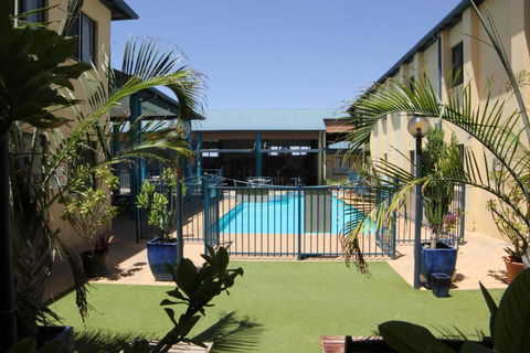 Ningaloo Club Backpackers - Mackay Tourism 3