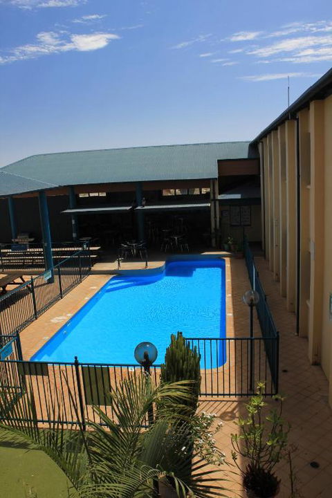 Ningaloo Club Backpackers - Mackay Tourism 0