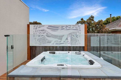 OG Spa Retreat- 3 Bedroom, Spa, Central, Aircon - Mackay Tourism 0