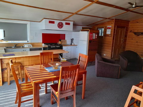 Old School Rocky Cape Guesthouse - Mackay Tourism 3