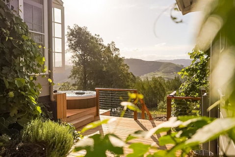 Olive Hill Spa, Views & Home Cinema - Mackay Tourism 0