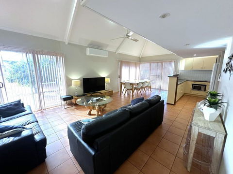Osprey Holiday Village Unit 117 - Mackay Tourism 3