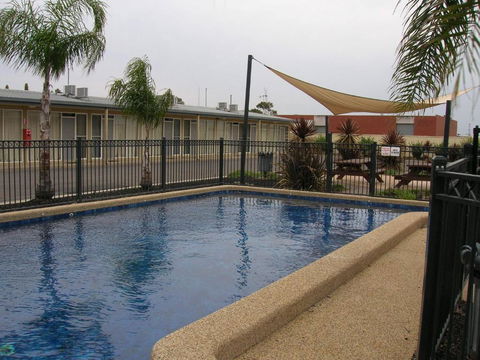 Overlander Hotel Motel - Mackay Tourism 0