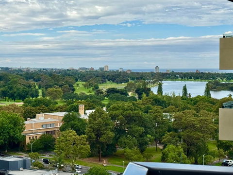 Panoramic View - Albert Park Lake & Shrine Views - Mackay Tourism 0