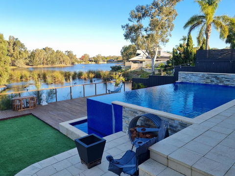 Paradise On The Lakes Escape - Mackay Tourism 0