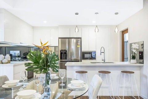 Park Avenue Townhouse Retreat Brisbane Sleeps 10 - Mackay Tourism 1