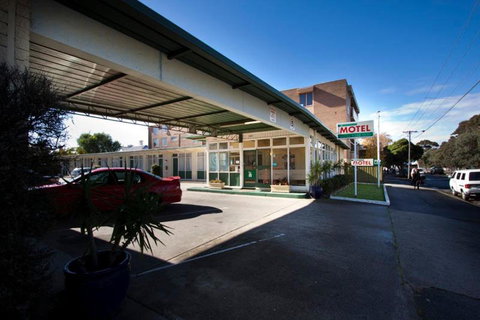 Parkville Motel - Mackay Tourism 0