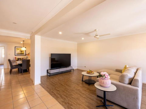 Peaceful 4B2B Sweet Home W Backyard At Springfield - Mackay Tourism 2