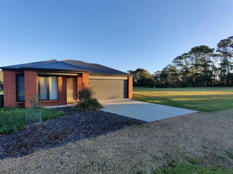 Pelican Cliff - Mackay Tourism 0