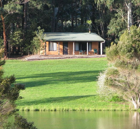 Pemberton Lake View Chalets - Mackay Tourism 0