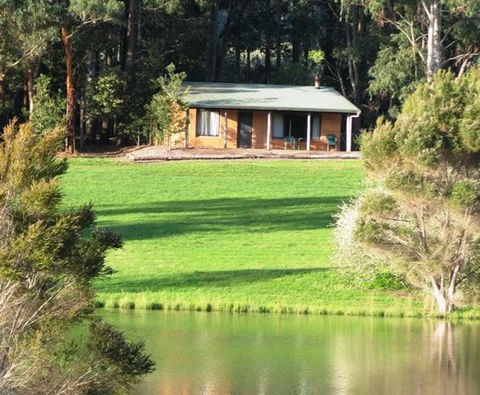 Pemberton Lake View Chalets - Mackay Tourism 3