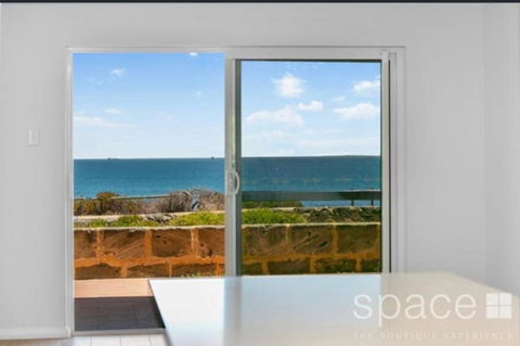 Perfect Oceanfront Cottesloe Apartment - Mackay Tourism 2