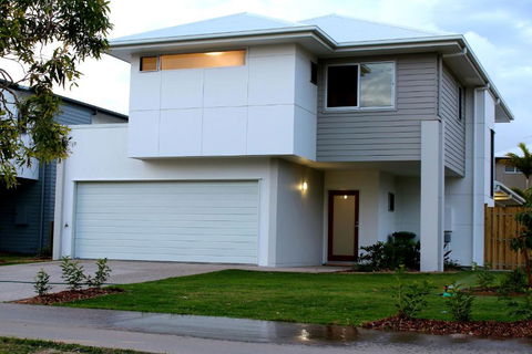 Petrie Beach Holiday Home - Mackay Tourism 0