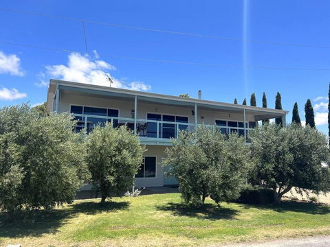 Pine Lodge - Mackay Tourism 0