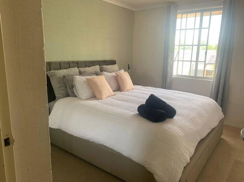 Plush 2 Bedroom Apartment Kingston - Mackay Tourism 1