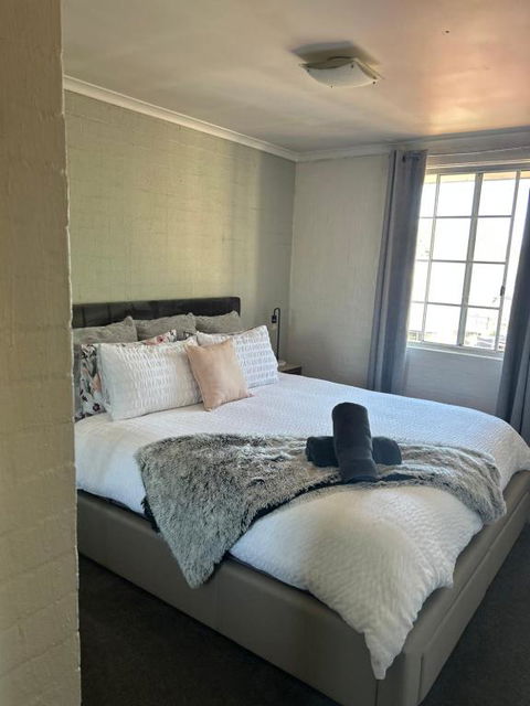 Plush 2 Bedroom Apartment Kingston - Mackay Tourism 0