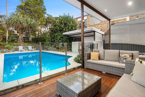 Pool Side Luxury Pet Friendly - Walk To The Beach - Mackay Tourism 1