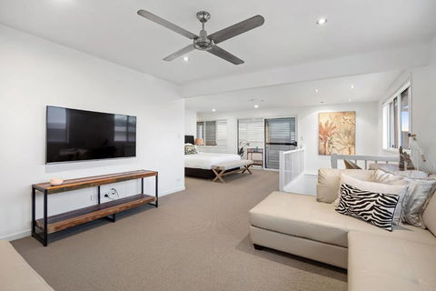 Pool Side Luxury Pet Friendly - Walk To The Beach - Mackay Tourism 3