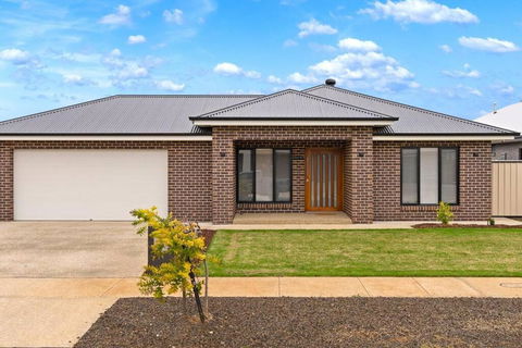Popular Luxury Villa Kialla Shepparton - Mackay Tourism 0