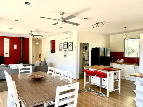 Powers Retreat Holiday House - Mackay Tourism 0
