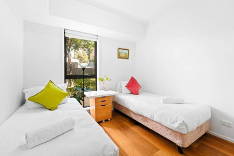 Prime Kensington 2BR Apt With A Massive Backyard - Mackay Tourism 1