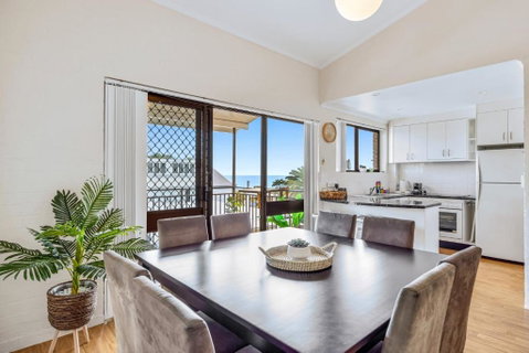 Quaint 2-Bed Beach Abode With Ocean Views - Mackay Tourism 0