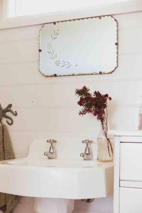 Quaint And Intimate 1-bed Seaside Cottage - Mackay Tourism 3