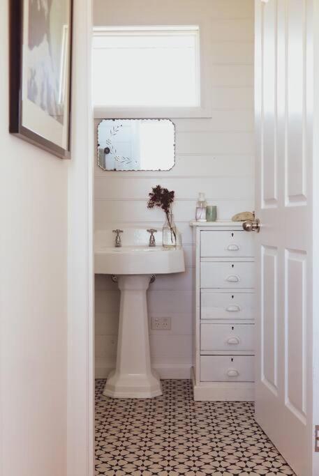 Quaint And Intimate 1-bed Seaside Cottage - Mackay Tourism 2