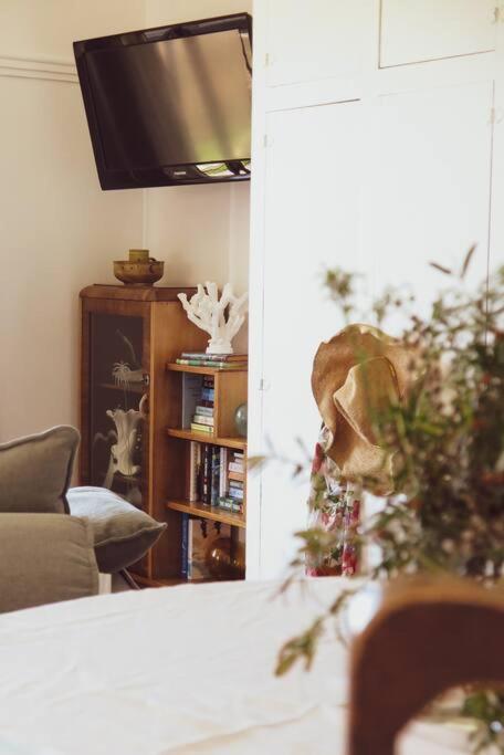 Quaint And Intimate 1-bed Seaside Cottage - Mackay Tourism 1