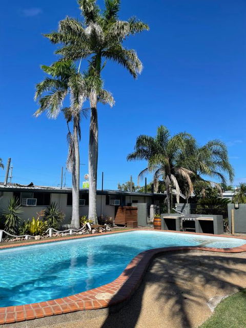 Queens Beach Hotel - Mackay Tourism 2