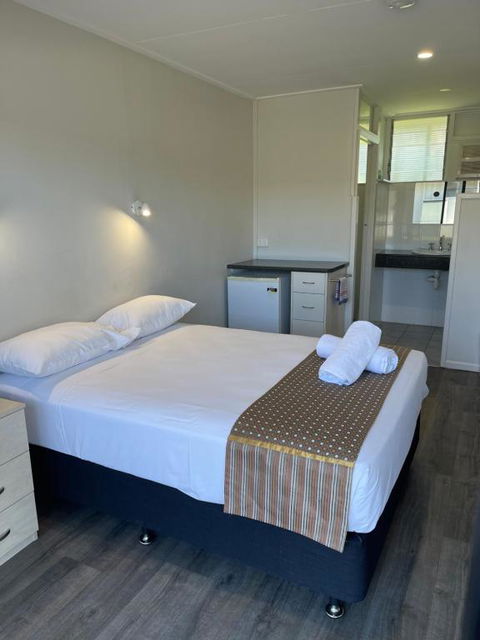 Queens Beach Hotel - Mackay Tourism 0