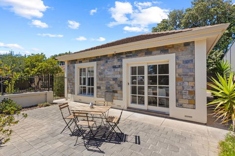 Quiet 2-Bed Retreat With Private Courtyard - Mackay Tourism 3