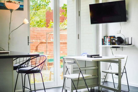 Quiet And Peaceful Beachside 1BR Retreat W Parking - Mackay Tourism 3