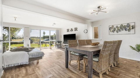 R & R Port Macquarie - Mackay Tourism 0
