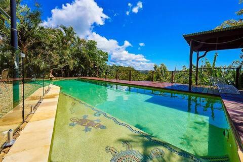 Private Access Retreat 1 Queen Bedroom W Stunning Pool And Ocean Views - Mackay Tourism 1