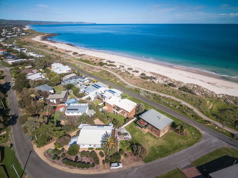 At The Beach - 54 Elizabeth Crescent - Mackay Tourism 0