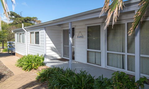 At The Beach - 54 Elizabeth Crescent - Mackay Tourism 1