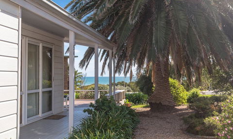 At The Beach - 54 Elizabeth Crescent - Mackay Tourism 2