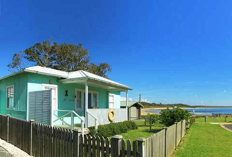 Aurora Beachfront Cottage - Mackay Tourism 0