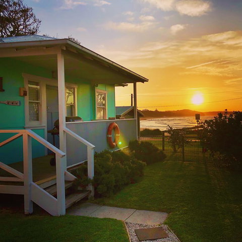 Aurora Beachfront Cottage - Mackay Tourism 3