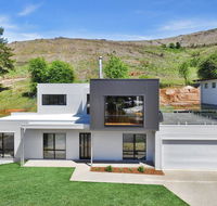 Balcony to Bogong - modern house ten minute stroll to town - Mackay Tourism