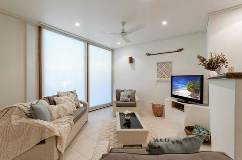 Balinese Beachfront Villa - Mackay Tourism 0