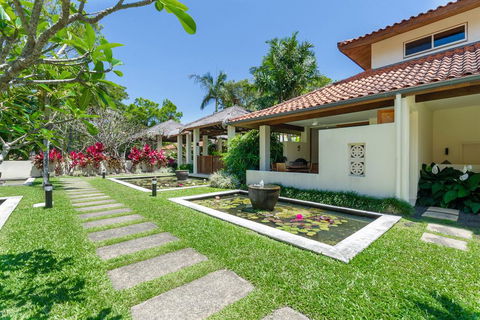 Balinese Beachfront Villa - Mackay Tourism 3